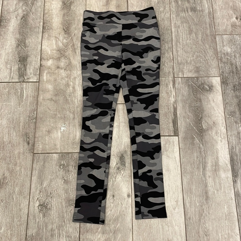 Versona camo leggings!!
